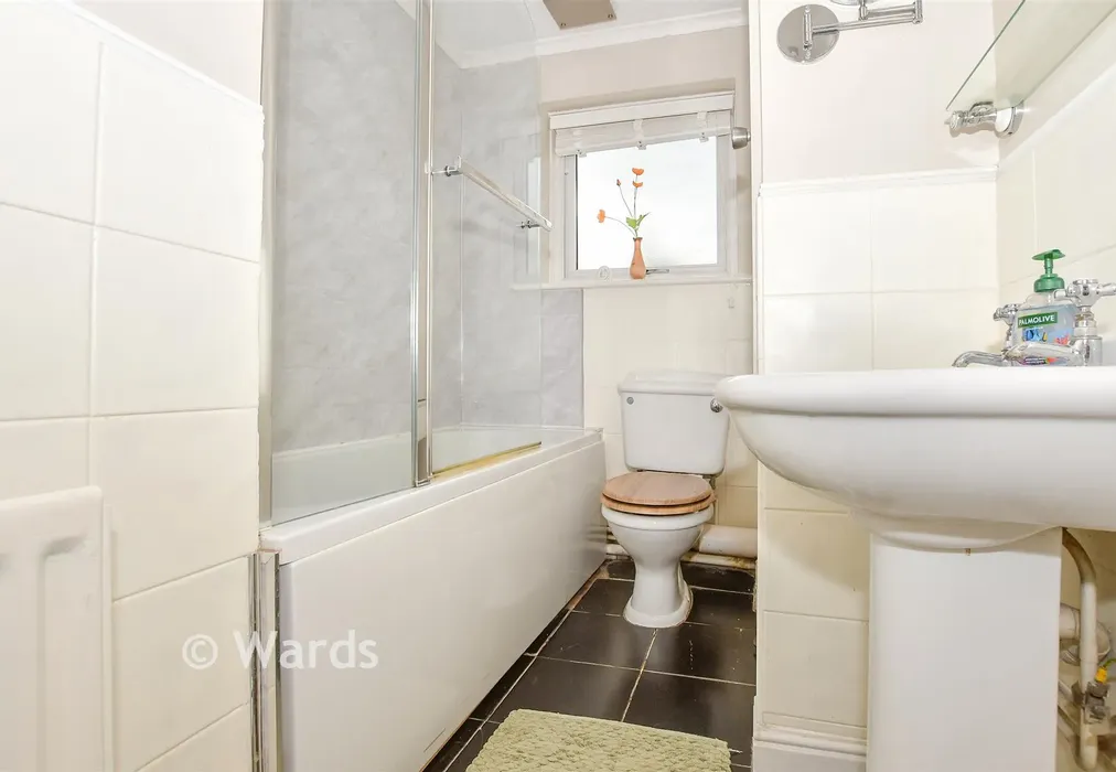 Bathroom - Buckland Hill, Maidstone, Kent - Wards of Kent