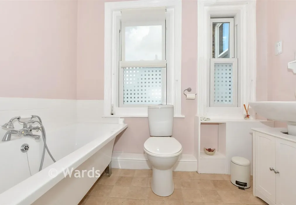 Bathroom - Rectory Road, Broadstairs, Kent - Wards of Kent
