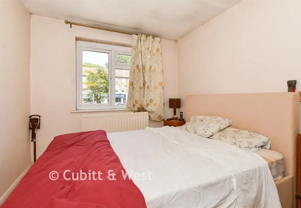 Bedroom 5 - Prices Lane, Reigate, Surrey - Wards of Kent