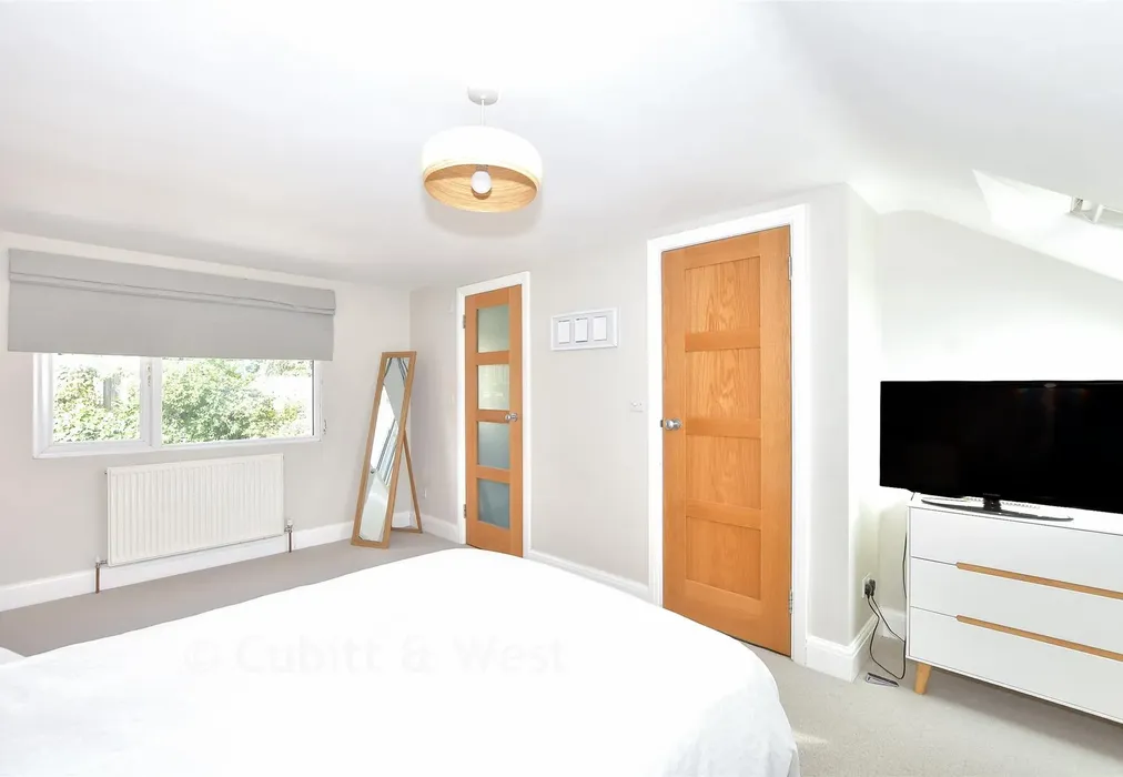 Bedroom 1 - Stanmer Villas, Brighton, East Sussex - Wards of Kent