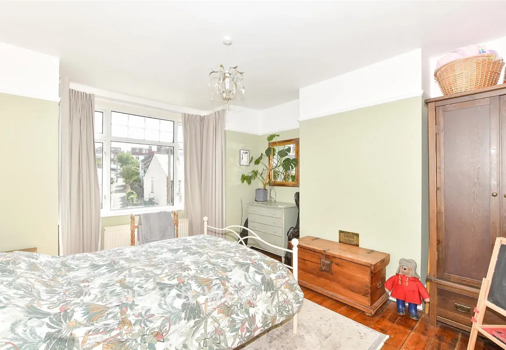 Bedroom 2 - Stanmer Villas, Brighton, East Sussex - Wards of Kent