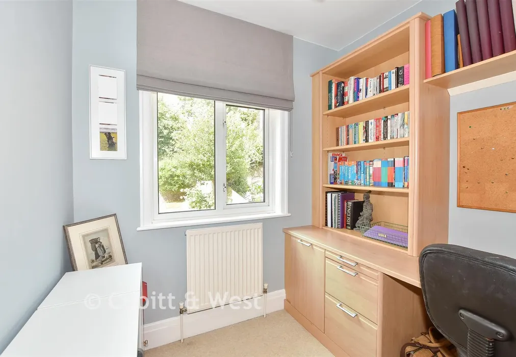 Bedroom 4 - Stanmer Villas, Brighton, East Sussex - Wards of Kent