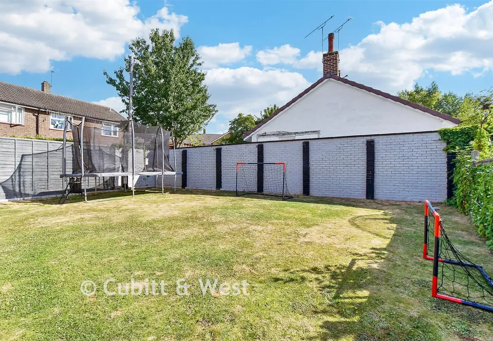 Rear Garden - Shepherd Close, Crawley, West Sussex - Wards of Kent
