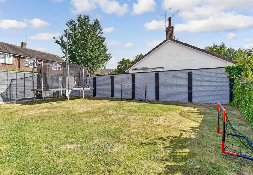 Rear Garden - Shepherd Close, Crawley, West Sussex - Wards of Kent