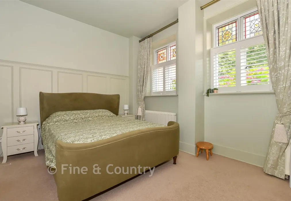 Bedroom 1 - North Frith Park, Hadlow, Tonbridge, Kent - Wards of Kent