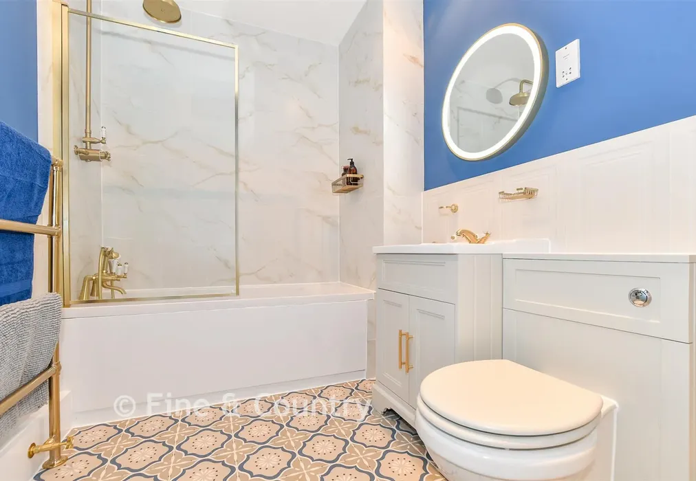 En-Suite Bathroom - North Frith Park, Hadlow, Tonbridge, Kent - Wards of Kent