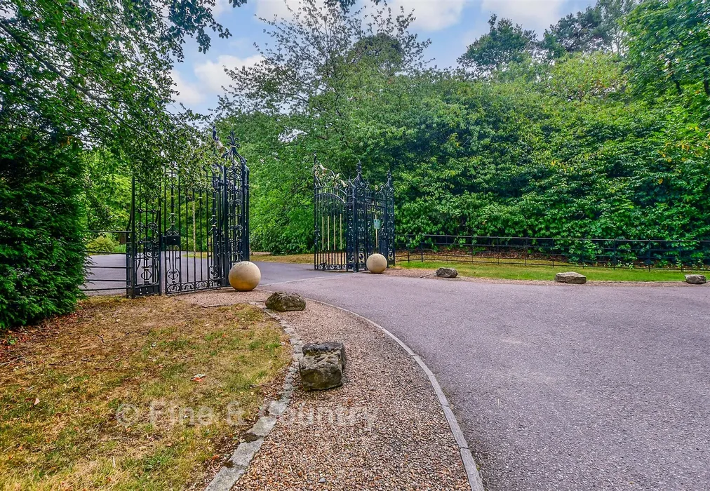 Driveway/Parking - North Frith Park, Hadlow, Tonbridge, Kent - Wards of Kent