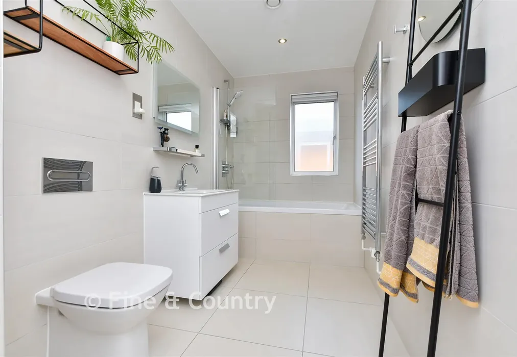 Bathroom - Elizabeth Drive, Woodnesborough, Sandwich, Kent - Wards of Kent