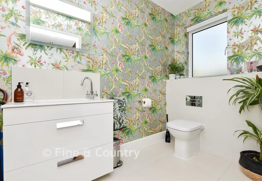 Cloakroom - Elizabeth Drive, Woodnesborough, Sandwich, Kent - Wards of Kent