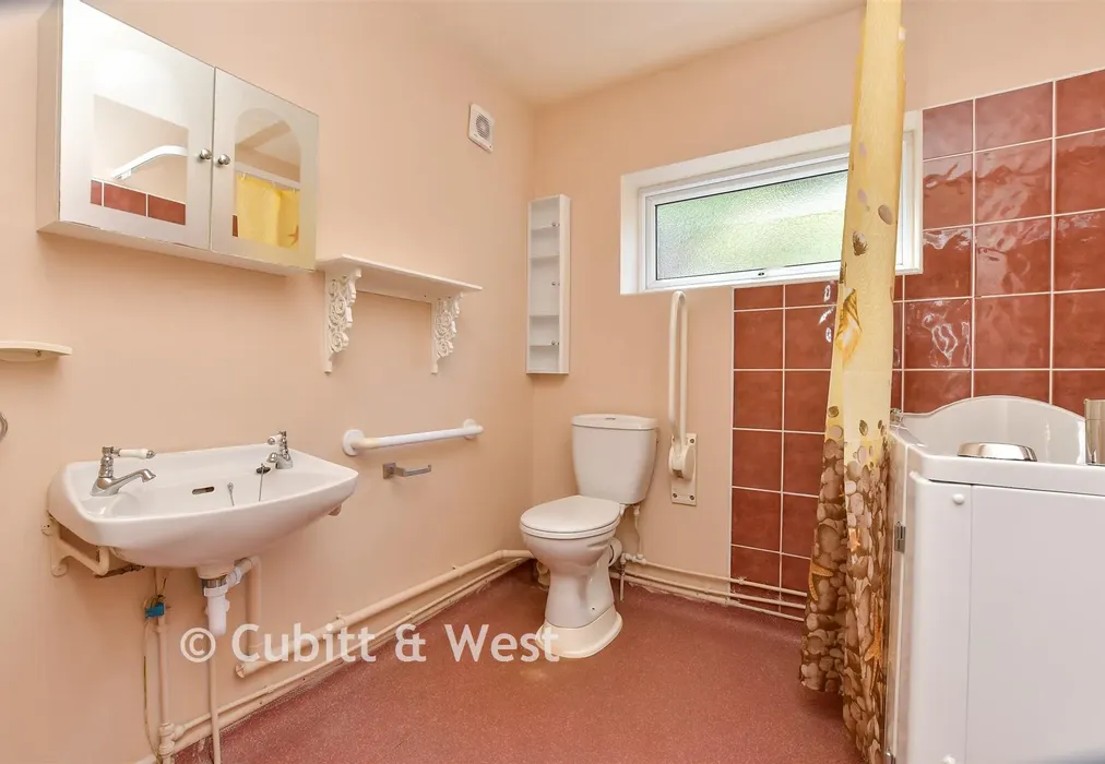 En-Suite Bathroom - Hillbury Road, Whyteleafe, Surrey - Wards of Kent