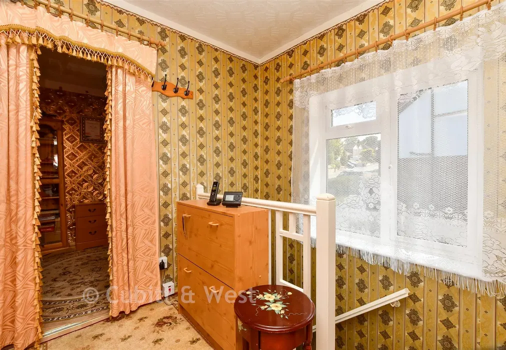 Landing - Hillbury Road, Whyteleafe, Surrey - Wards of Kent