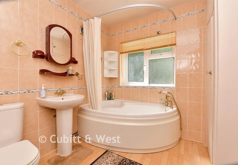 Bathroom - Hillbury Road, Whyteleafe, Surrey - Wards of Kent
