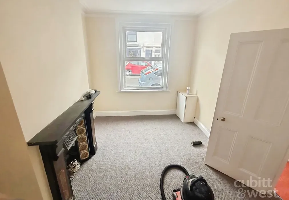  - AVAILABLE WITH NO DEPOSIT Adair Road Southsea PO4 - Wards of Kent