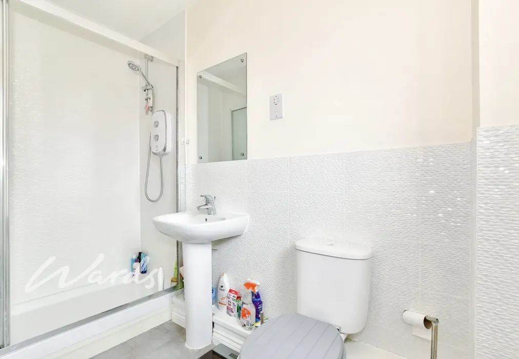 En Suite - Hawley Drive West Malling ME19 - Wards of Kent