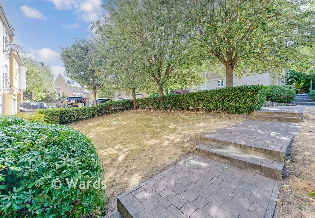 Communal Gardens - Kingfisher Drive, Waterstone Park, Kent - Wards of Kent