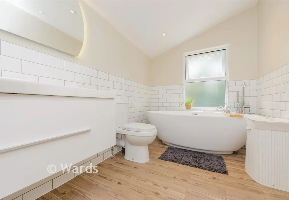 Bathroom - Howard Road, Dartford, Kent - Wards of Kent