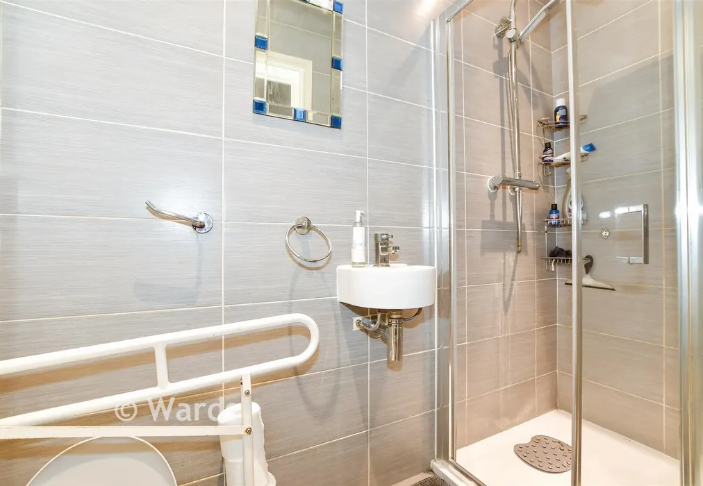 Shower Room - New Hythe Lane, Larkfield, Kent - Wards of Kent