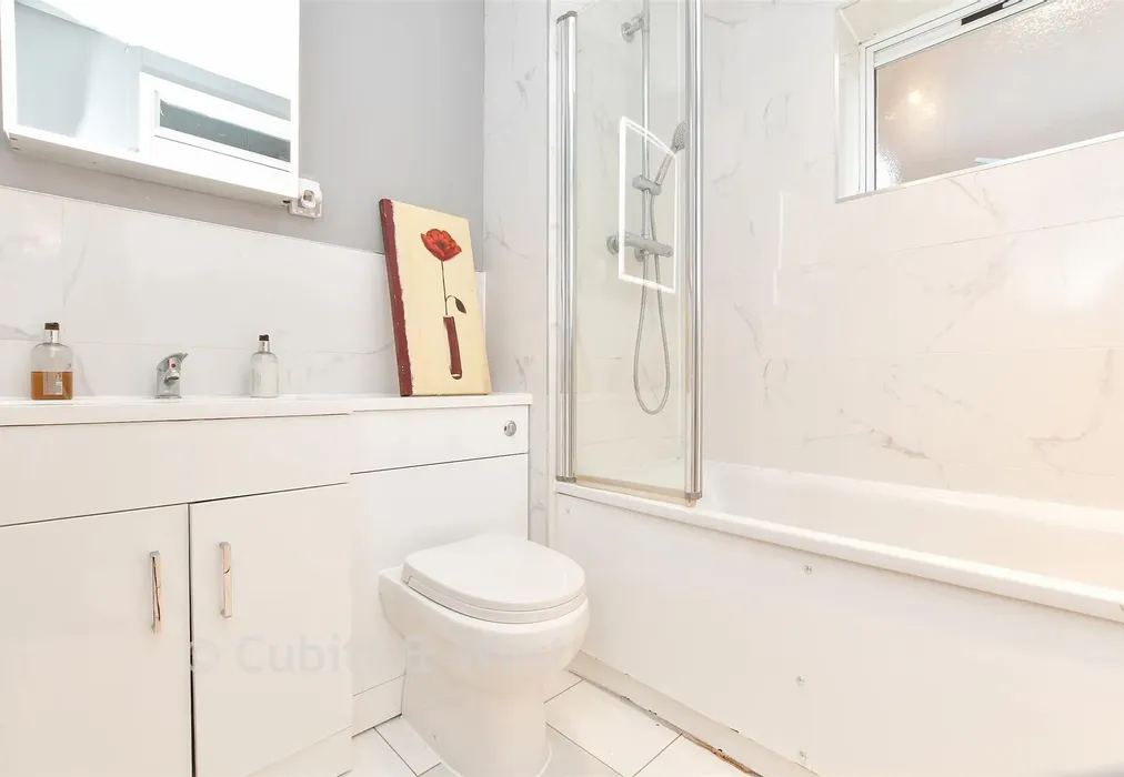 Bathroom - Cedar Road, Sutton, Surrey - Wards of Kent