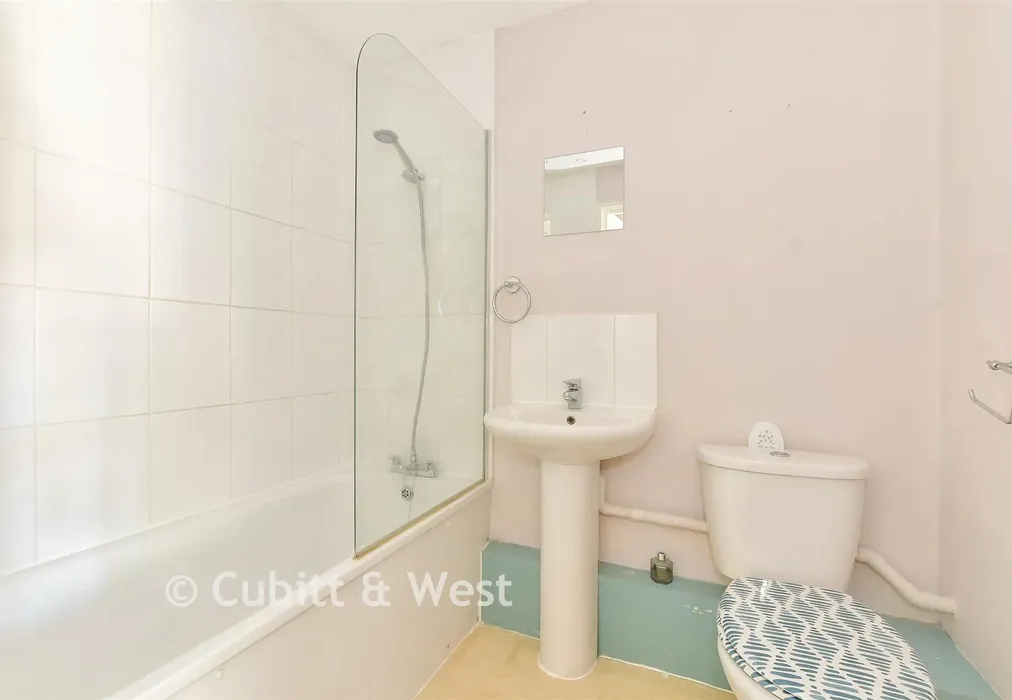 Bathroom - Richmond Avenue, Bognor Regis, West Sussex - Wards of Kent