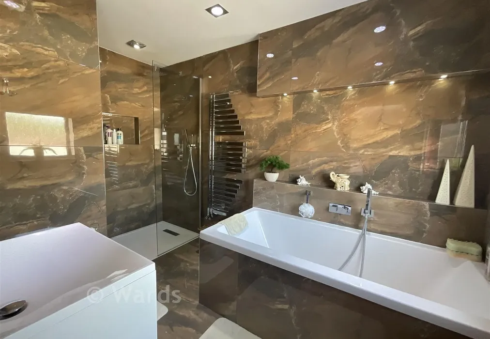 En Suite - Kenwood Avenue, Walderslade, Chatham, Kent - Wards of Kent