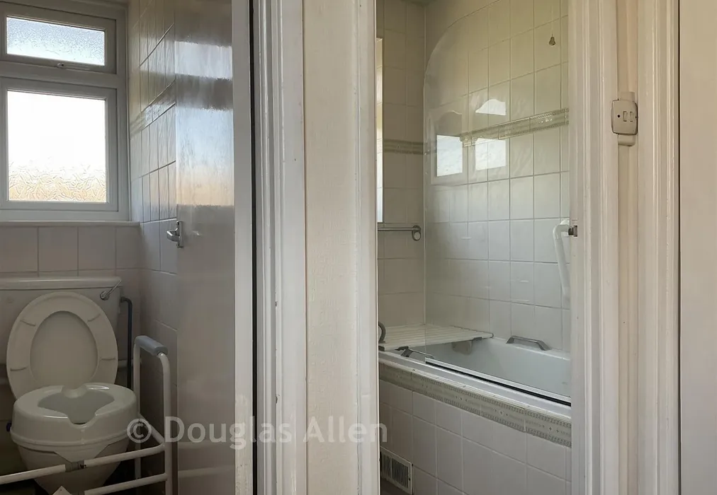 Bathroom - Edward Road, Romford, Essex - Wards of Kent