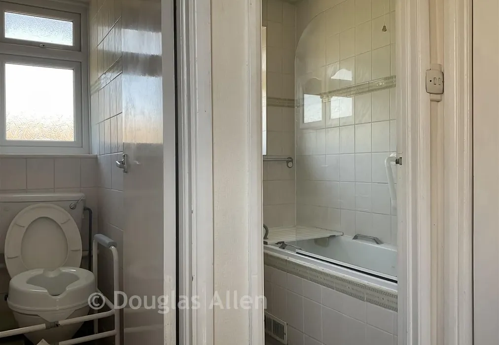 Bathroom - Edward Road, Romford, Essex - Wards of Kent