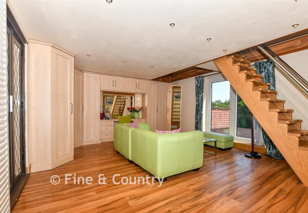 Dressing Room - Sandwich Road, Eastry, Kent - Wards of Kent