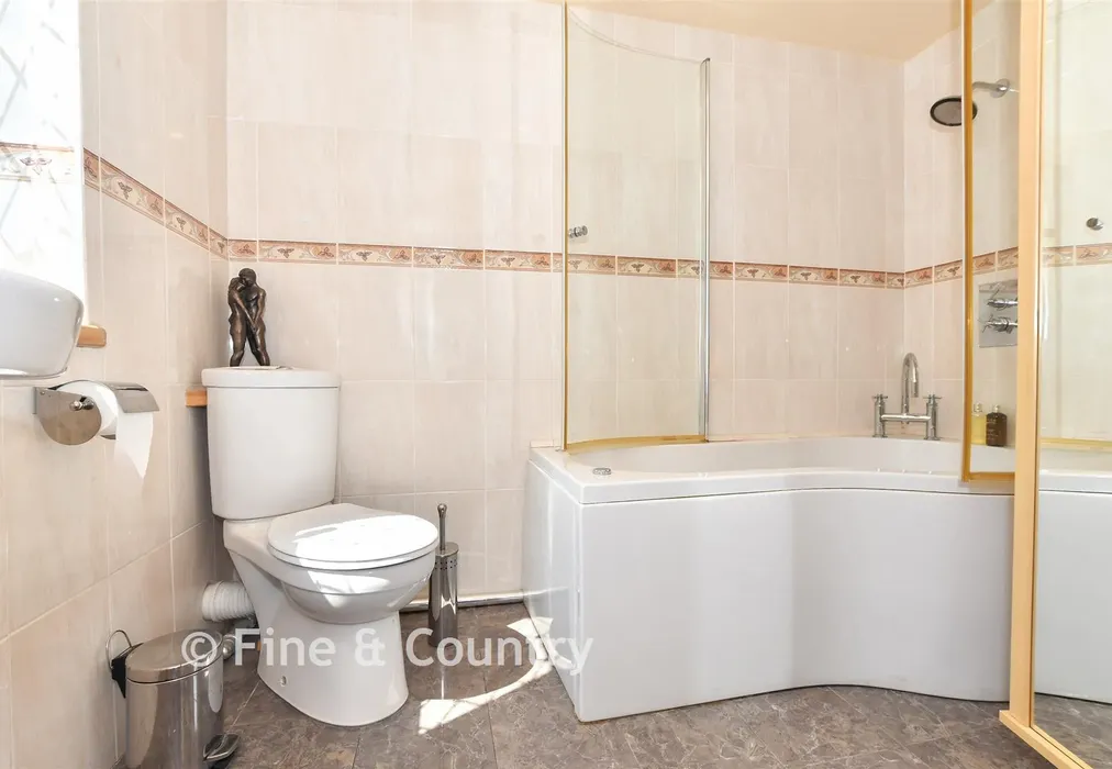 En-Suite - Sandwich Road, Eastry, Kent - Wards of Kent