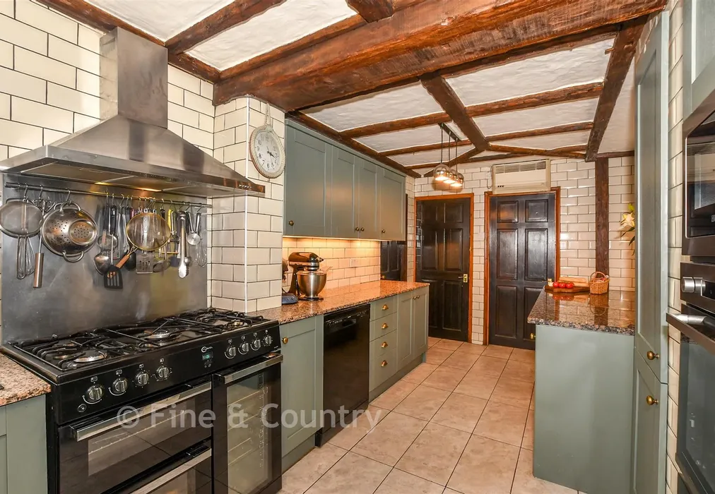 Kitchen - Sandwich Road, Eastry, Kent - Wards of Kent