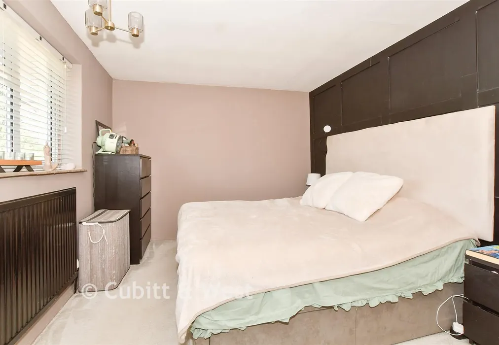 Bedroom 1 - Stubs Hill, Dorking, Surrey - Wards of Kent