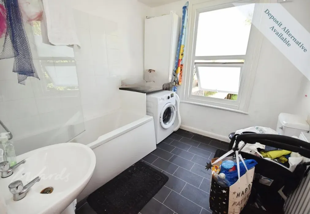 balmoral bathroom - Balmoral Road Gillingham ME7 - Wards of Kent