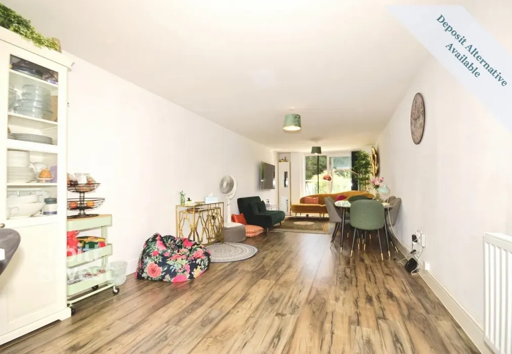Living Area - Octagon House, Russell Way, RH10 - Wards of Kent