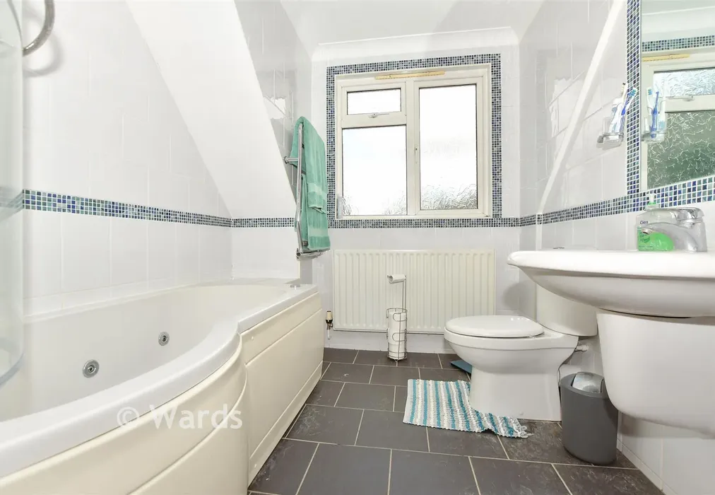 En-Suite Bathroom - Crete Road West, Folkestone, Kent - Wards of Kent