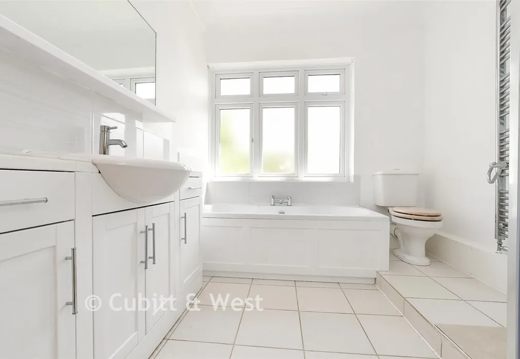 Bathroom - Ladbroke Road, Redhill, Surrey - Wards of Kent