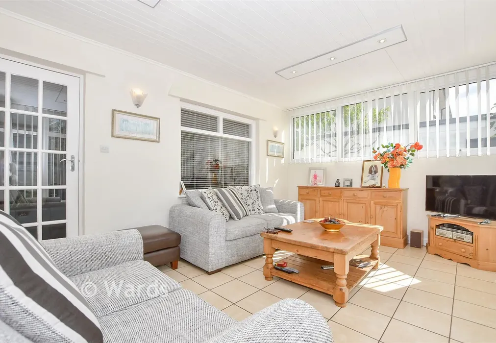 Garden Room - Walnut Tree Lane, Maidstone, Kent - Wards of Kent