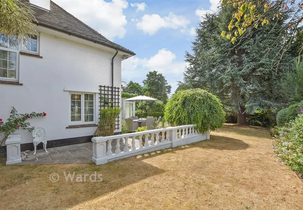 Side Garden - Walnut Tree Lane, Maidstone, Kent - Wards of Kent