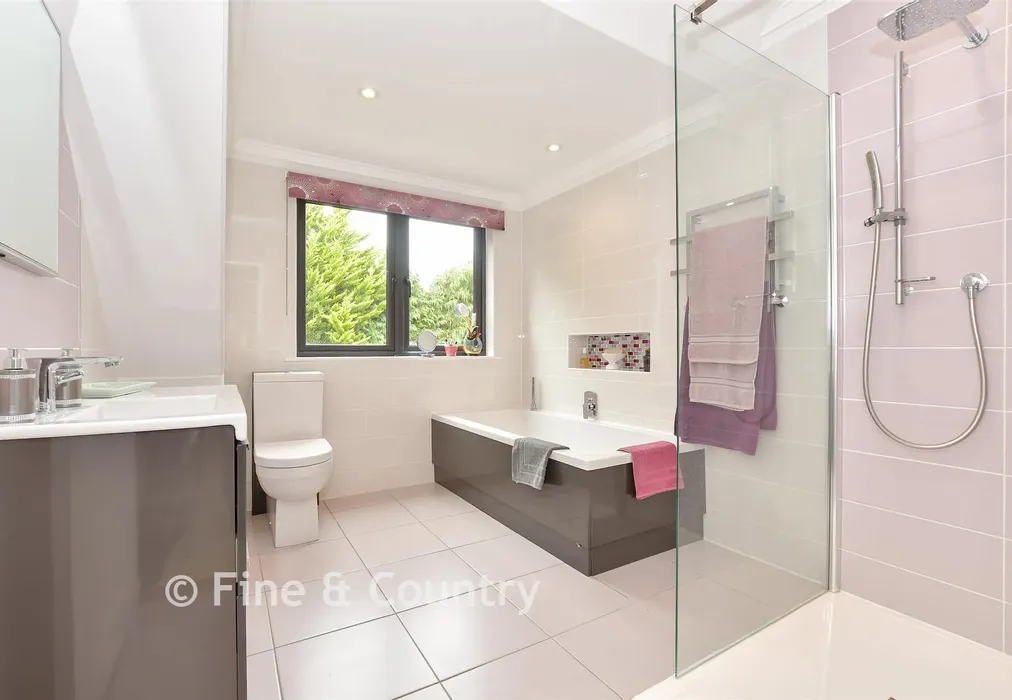 En-Suite Bathroom - Hull Place, Sholden, Deal, Kent - Wards of Kent