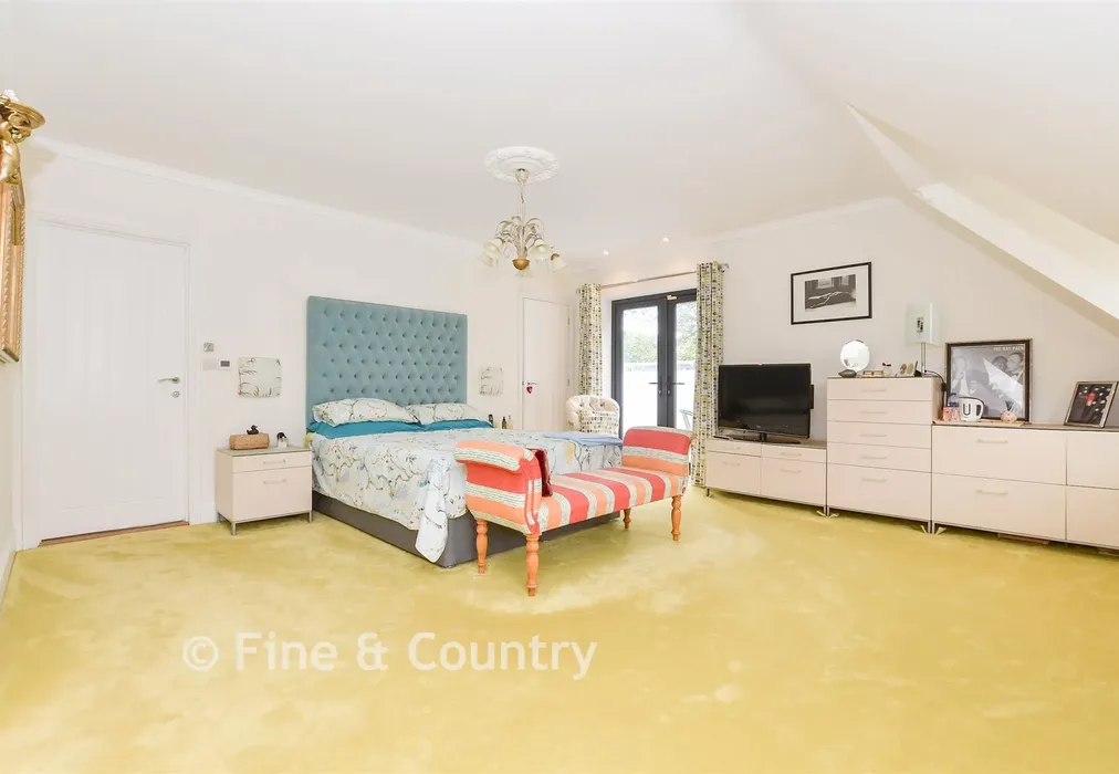 Principal Bedroom - Hull Place, Sholden, Deal, Kent - Wards of Kent