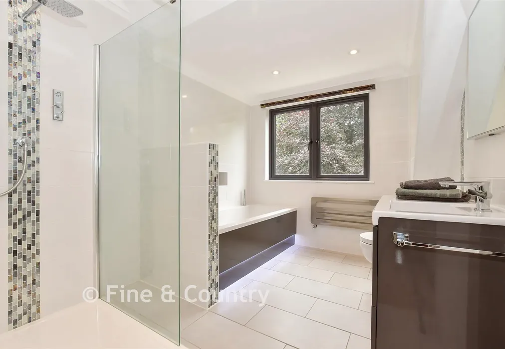 En-Suite Bathroom - Hull Place, Sholden, Deal, Kent - Wards of Kent