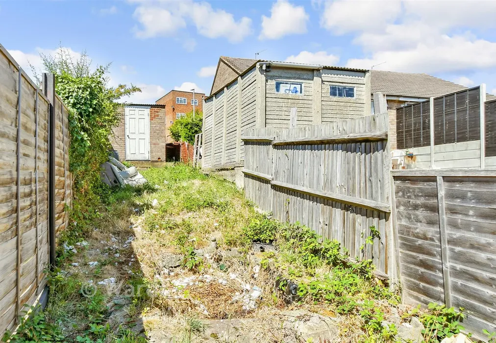 Side Garden - Merrals Wood Road, Strood, Rochester, Kent - Wards of Kent