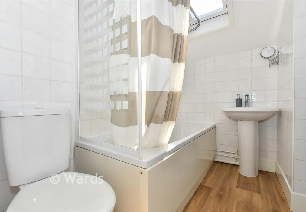Bathroom - Upper Grosvenor Road, Tunbridge Wells, Kent - Wards of Kent