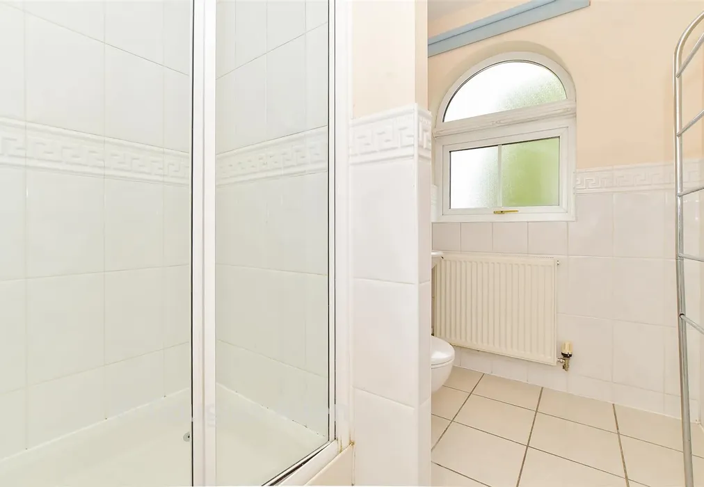 En-Suite - Deer Park Way, Waltham Abbey, Essex - Wards of Kent
