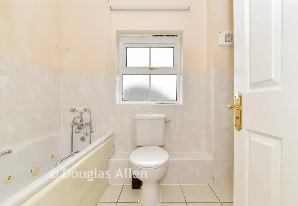 Bathroom - Deer Park Way, Waltham Abbey, Essex - Wards of Kent