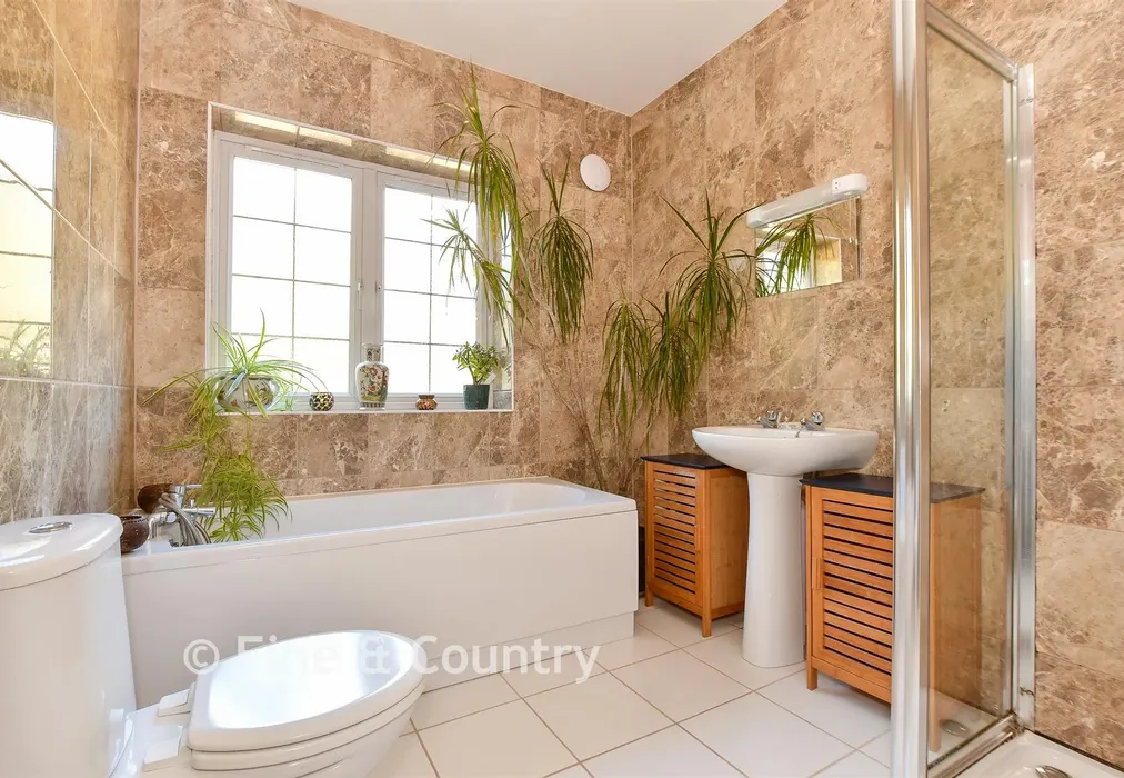 Bathroom - Fishbourne Lane, Fishbourne, Isle of Wight - Wards of Kent