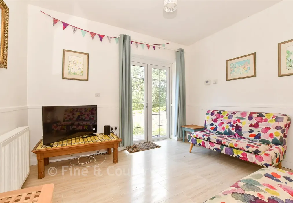 Living Area - Fishbourne Lane, Fishbourne, Isle of Wight - Wards of Kent