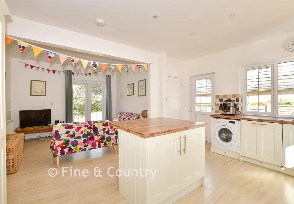 Kitchen - Fishbourne Lane, Fishbourne, Isle of Wight - Wards of Kent