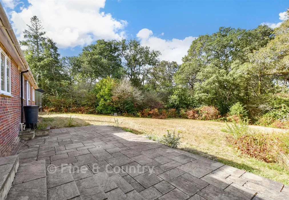 Patio / Garden - Fishbourne Lane, Fishbourne, Isle of Wight - Wards of Kent