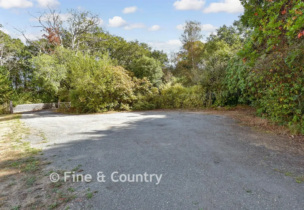 Driveway/Parking - Fishbourne Lane, Fishbourne, Isle of Wight - Wards of Kent