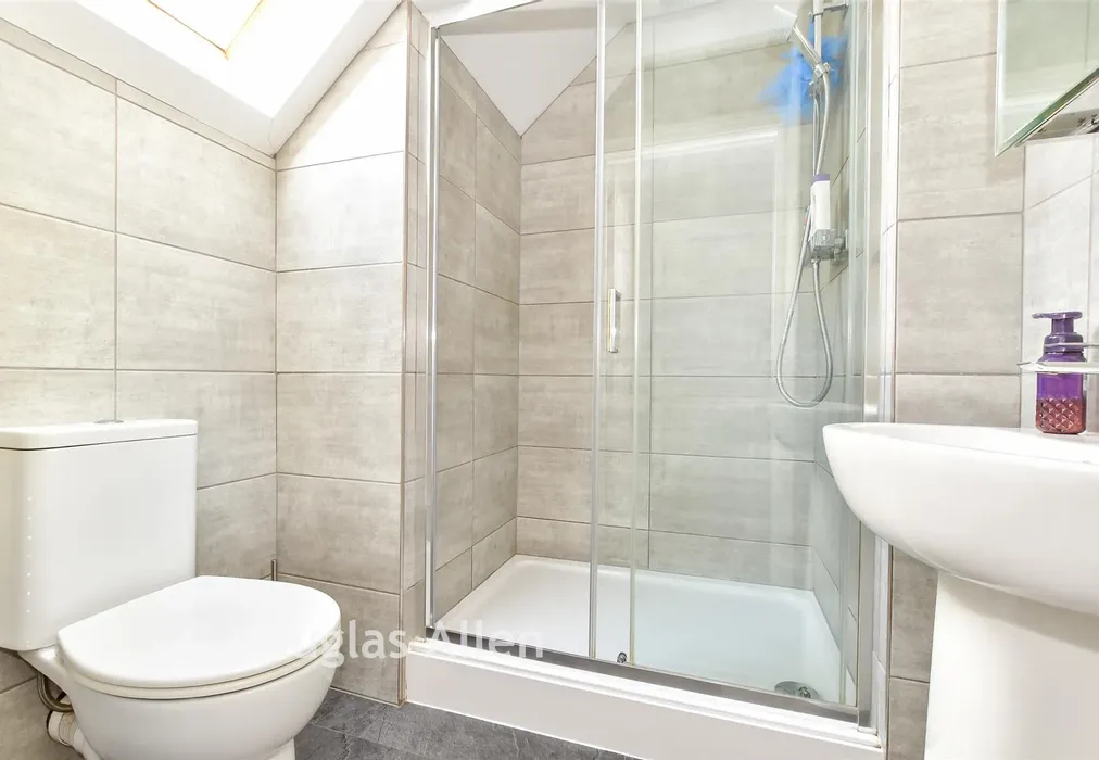 En-Suite - Barbour Green, Wickford, Essex - Wards of Kent