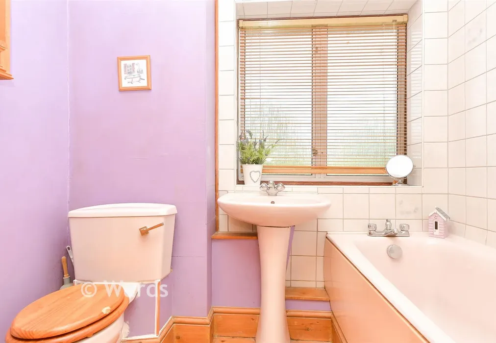 Bathroom - Marsh Lane, Cliffe, Rochester, Kent - Wards of Kent